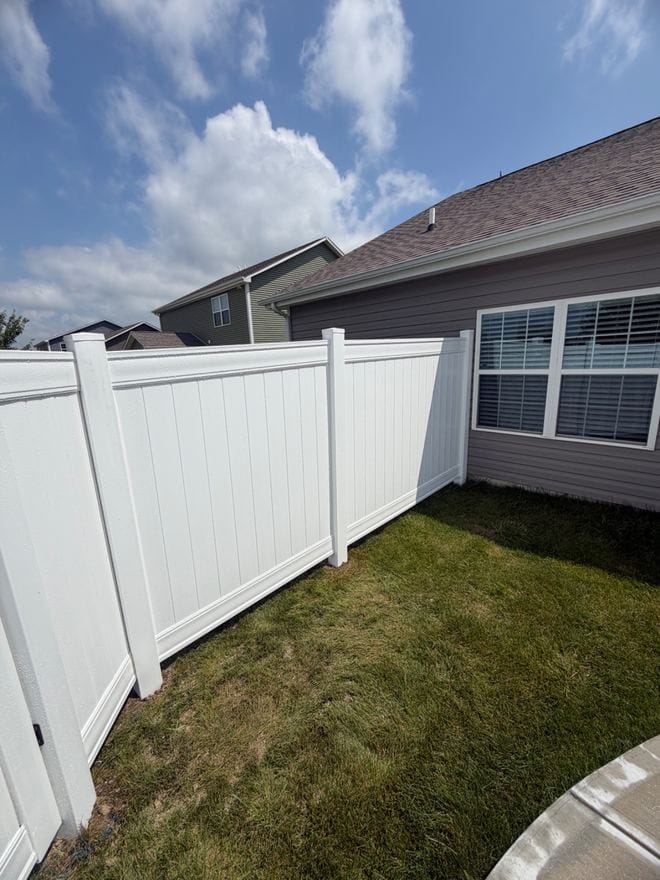 White vinyl privacy fence